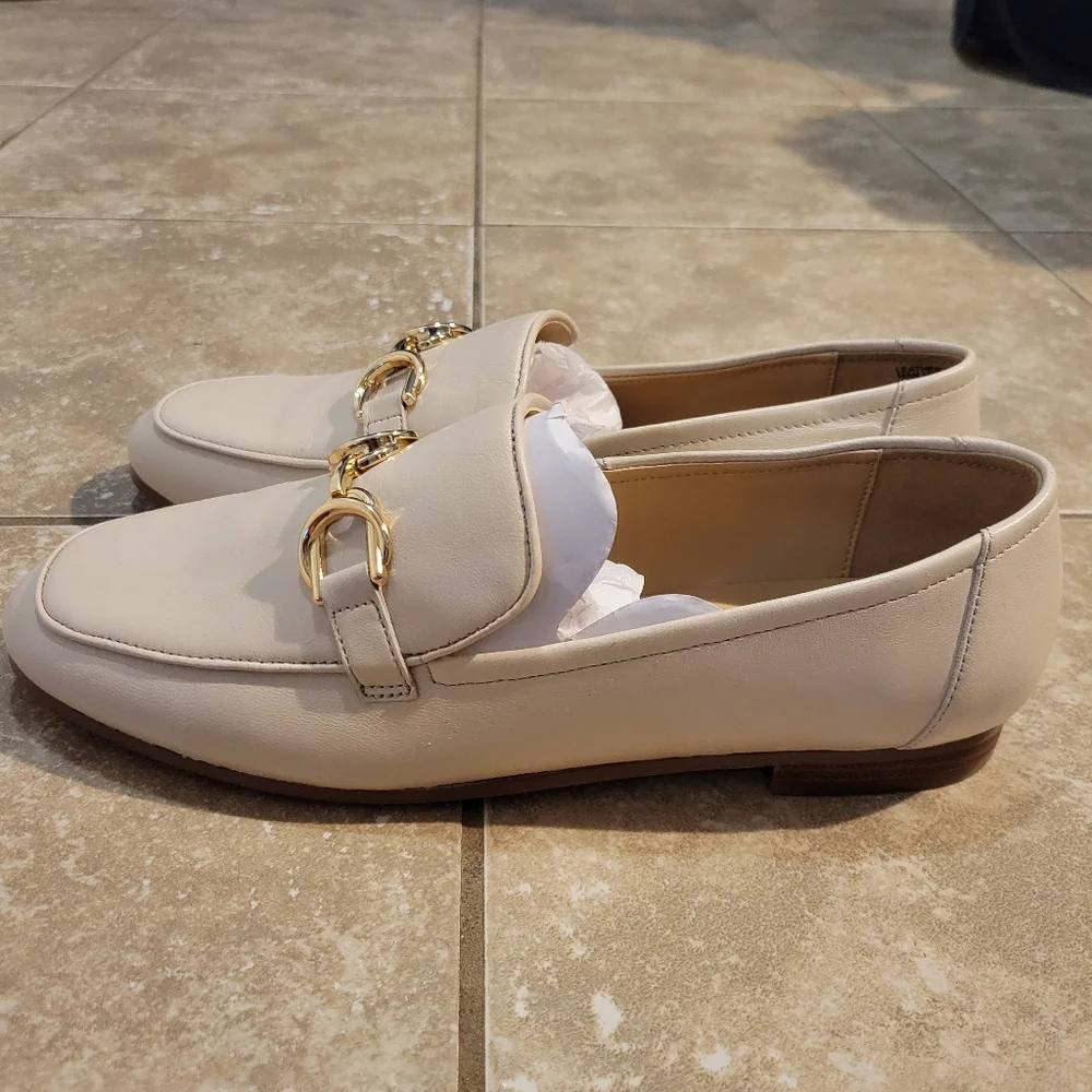 Ann Taylor Women's Elegant Cream Preppy Leather Loafers with Gold Chain. Size 8 - Picture 4 of 10